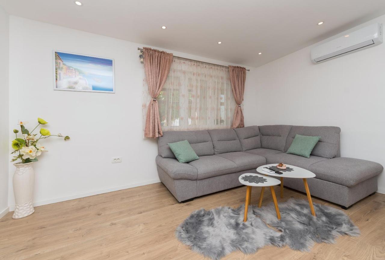 Apartment Strawberry Makarska Exterior foto